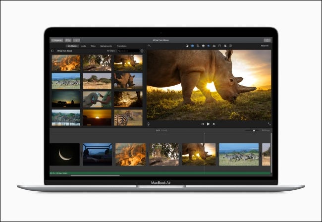 Una MacBook Air con un editor de video en pantalla.